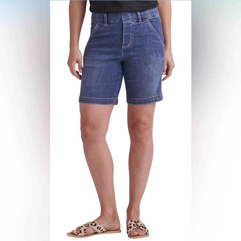 JAG Jeans Women's Maddie Mid Rise 8" Pull-on Short